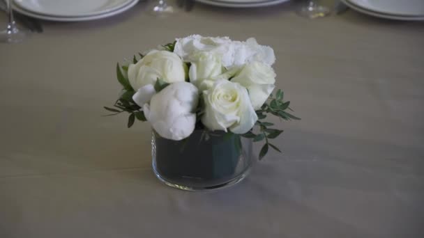 Disposizione di fiori su un tavolo in un ristorante — Video Stock