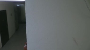 Terk edilmiş gibi görünen karanlık, uzun bir koridor.
