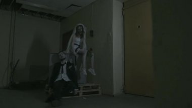 Zombi görüntülerinde gelin ve damat