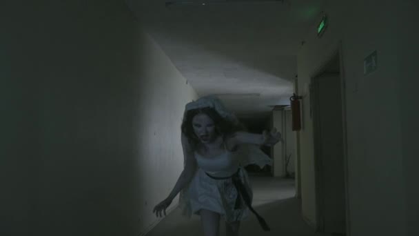 新娘的鬼魂追着她的受害者跑掉了 — 图库视频影像
