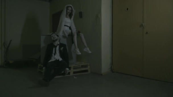 Nevěsta a ženich v zombie obrazech — Stock video