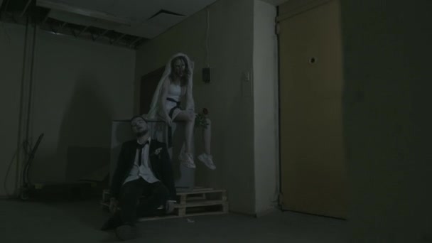 La novia y el novio en imágenes zombies — Vídeo de stock
