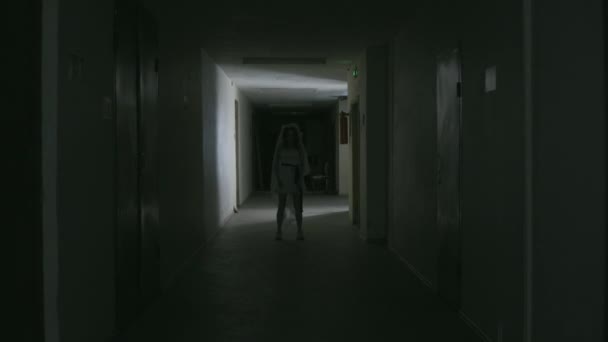 Gelinin hayaleti karanlık koridorda duruyor ve sırıtıyor. — Stok video