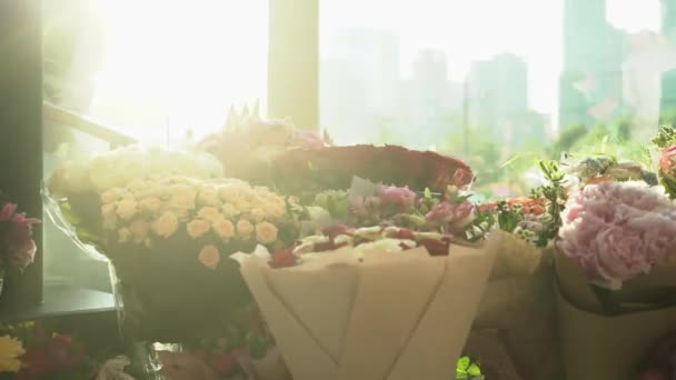 De nombreux bouquets de fleurs pour l'anniversaire — Video