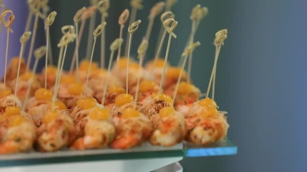 Шведський стіл з закусками на шампурах — стокове відео