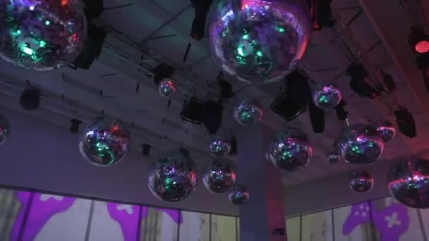 Bolas de discoteca en una fiesta club — Vídeos de Stock