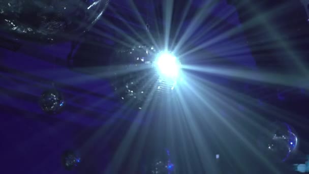 Koncertní světelné dynamické přístroje s disco kuličkami — Stock video