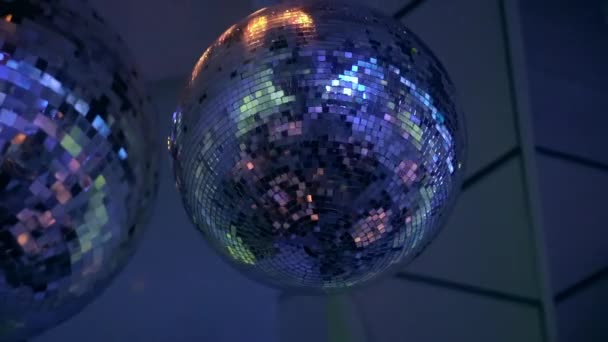 Disco bollar på en klubbfest — Stockvideo