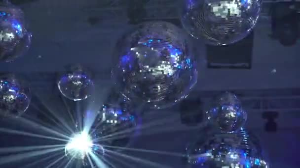 Concierto dispositivos dinámicos de luz con bolas disco — Vídeos de Stock