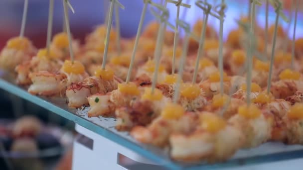 Tavolo buffet con snack sugli spiedini — Video Stock