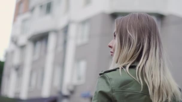Jeune fille européenne boit soda à partir d'un verre — Video