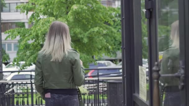 Une jeune fille européenne marche avec un verre et des boissons — Video