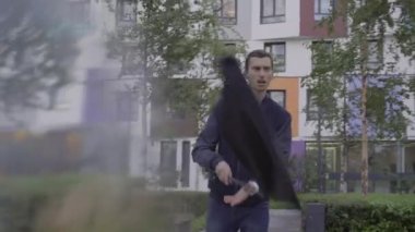 Siyah bayrak sallayan genç adam