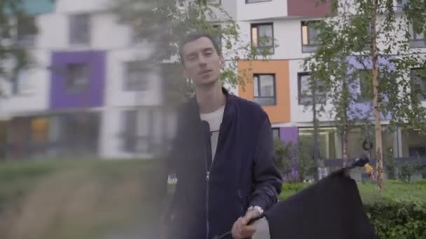 Mladý muž mává černou vlajkou — Stock video