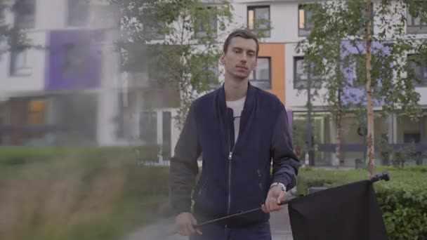 Joven ondeando una bandera negra — Vídeos de Stock