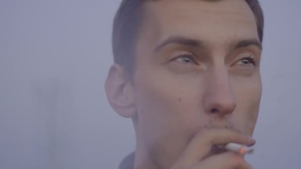 Joven flaco europeo chico fuma — Vídeo de stock