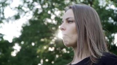 Genç kız yaz ormanında elma yiyor.