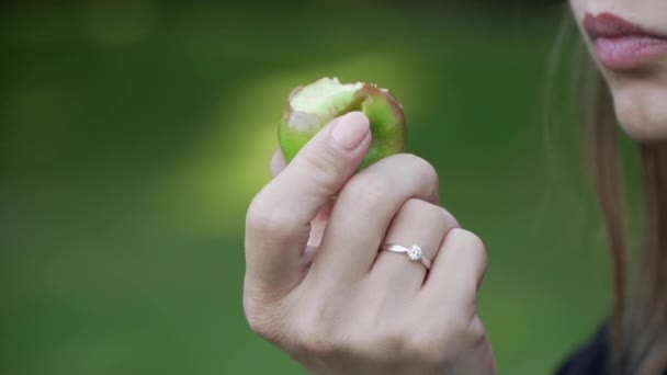 Jeune fille manger une pomme dans la forêt d'été — Video