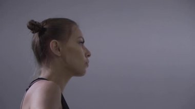 Genç Avrupalı kız stüdyoda aynanın karşısında dans provası yapıyor.