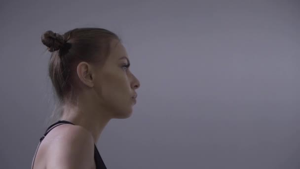 Молодая европейская девушка репетирует танец в студии перед зеркалом — стоковое видео