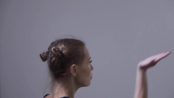 Jovem garota europeia ensaiando uma dança no estúdio em frente ao espelho — Vídeo de Stock