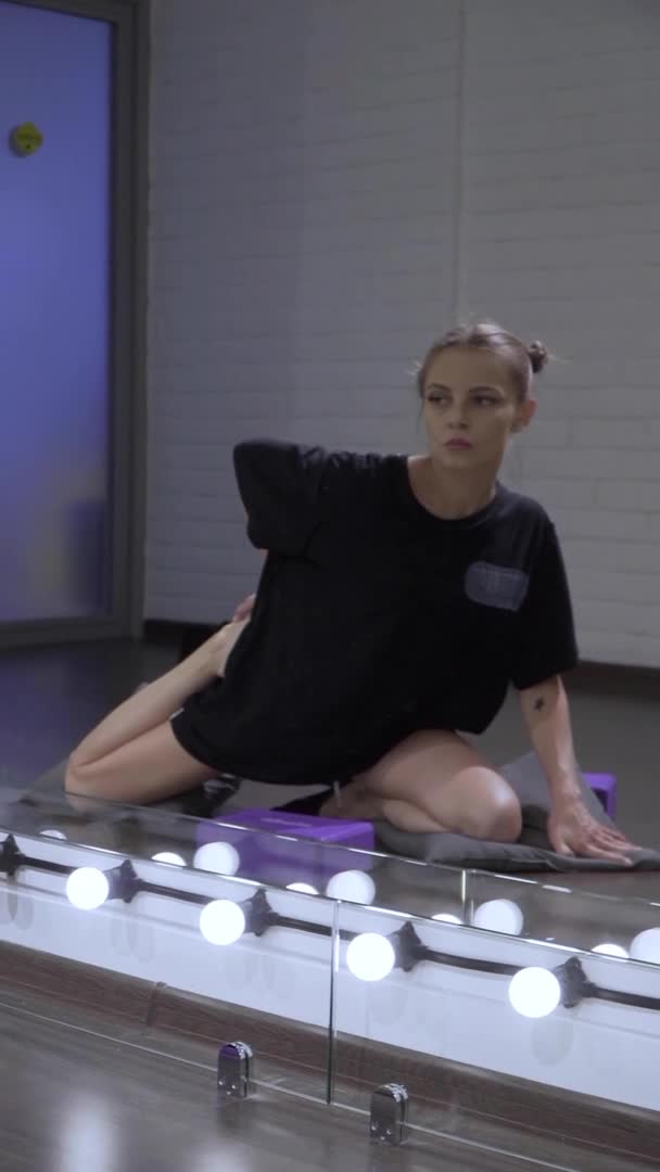 Seorang gadis muda membentang dengan kubus ungu di depan cermin — Stok Video
