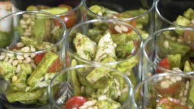 Şişte atıştırmalıklar olan açık büfe masası.