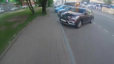 Genç bir adam elektrikli scooter kullanıyor.