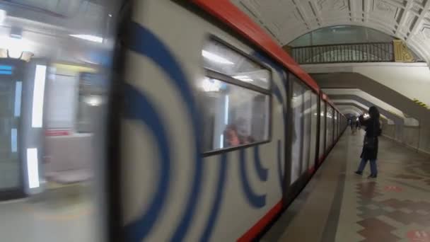 Der Zug kommt in der Moskauer Metrostation an — Stockvideo