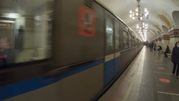 O trem chega à estação de metrô de Moscou — Vídeo de Stock