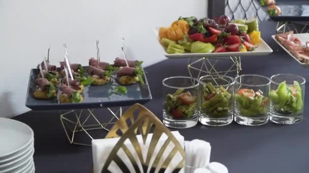 Шведський стіл з закусками на шампурах — стокове відео