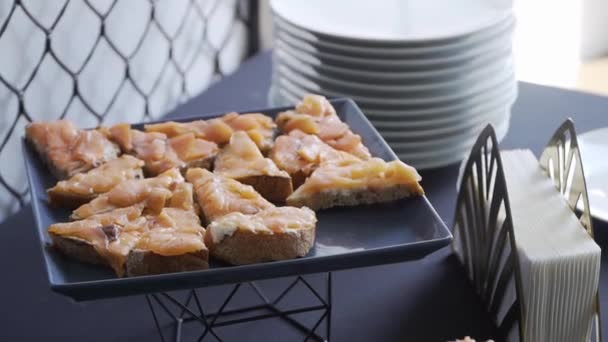 Table à buffet avec snacks sur brochettes — Video