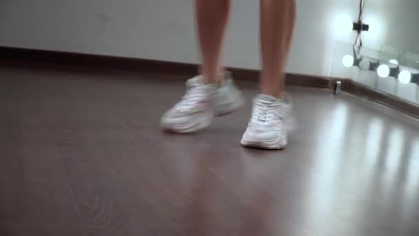 Pies de una jovencita ensayando un baile en el estudio frente al espejo. — Vídeos de Stock