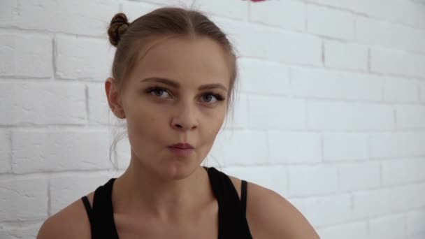 Porträtt av en ung europeisk flicka — Stockvideo