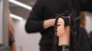 Kuaförlük kursunda manikür peruğu eğitimi aldım.