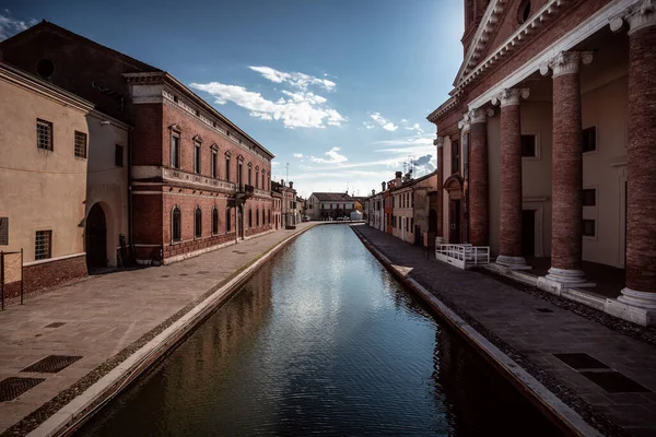 Vista ampla e tranquila do canal em Comacchio — Fotografia de Stock