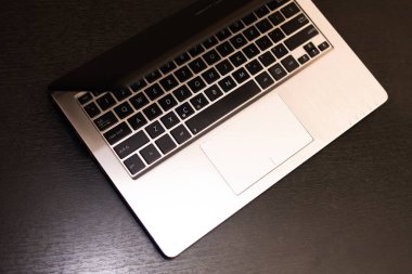 dizüstü bilgisayar yarı kapalı, gümüş ve koyu mavi