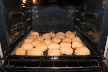 Fırında ekmek rulosu dolu siyah bir tava.