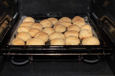 Fırında ekmek rulosu dolu siyah bir tava.