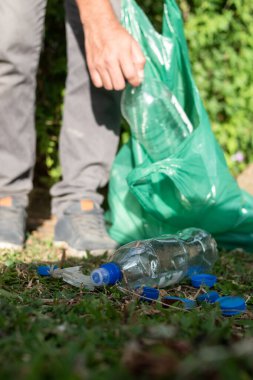 Geri dönüşüm için plastik şişe toplayan birinin kırpılmış görüntüsü