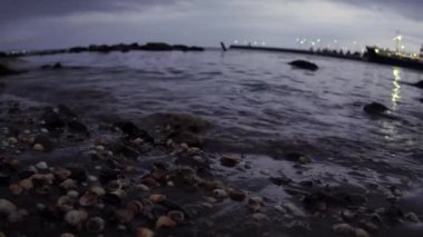 Alacakaranlıkta Caspian sahili çekimi. Geniş açı ya da balık gözü merceği.