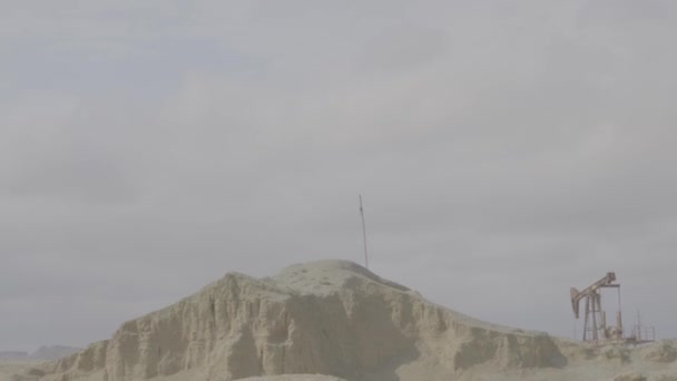 Zachód słońca w przemyśle - śrut typu pumpjack umieszczony na wzgórzu w Wyoming — Wideo stockowe