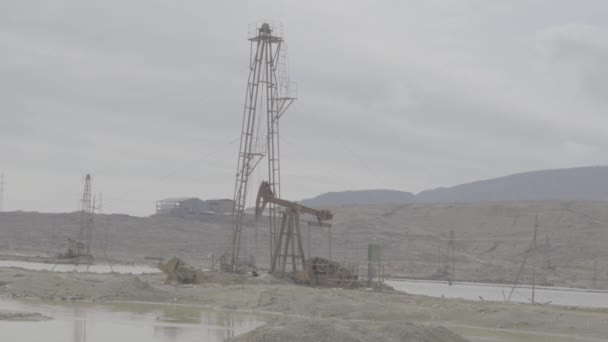 S Log Três Tiros Bomba de óleo de trabalho no distrito deserto — Vídeo de Stock