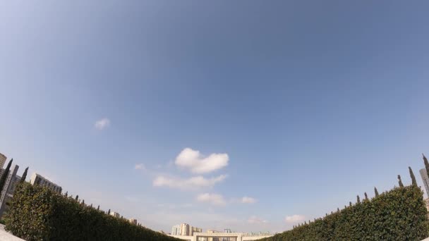 Hvide skyer blå himmel. Tidsplan for overskyet vejr. – Stock-video