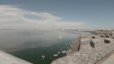 Göl suyundaki parlak gün aynaları.