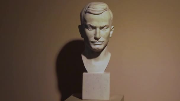 Starověká mramorová busta slavného spisovatele — Stock video