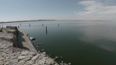 Azizbeyov gölündeki bulutların yansımaları