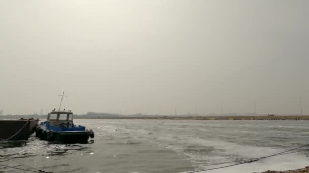 Uitzicht op het meer. Met boot. Heldere blauwe lucht — Stockvideo