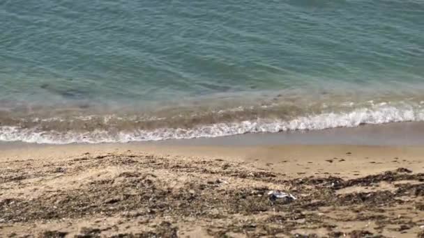 Spiaggia sporca con spazzatura. spazzatura, un sacco di spazzatura nella sabbia. La spazzatura che ha gettato il mare — Video Stock