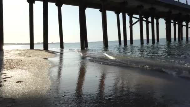 Вид з повітря під мостом на пляжі — стокове відео